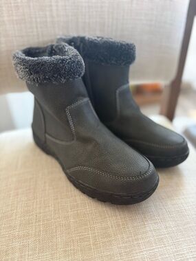 Khombu Black Faux Leather Fur Lined Winter Boots Women’s Size 9 Waterproof Zip